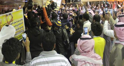 شاهد بالفيديو.. جماهير الشمس في استقبال العمدة